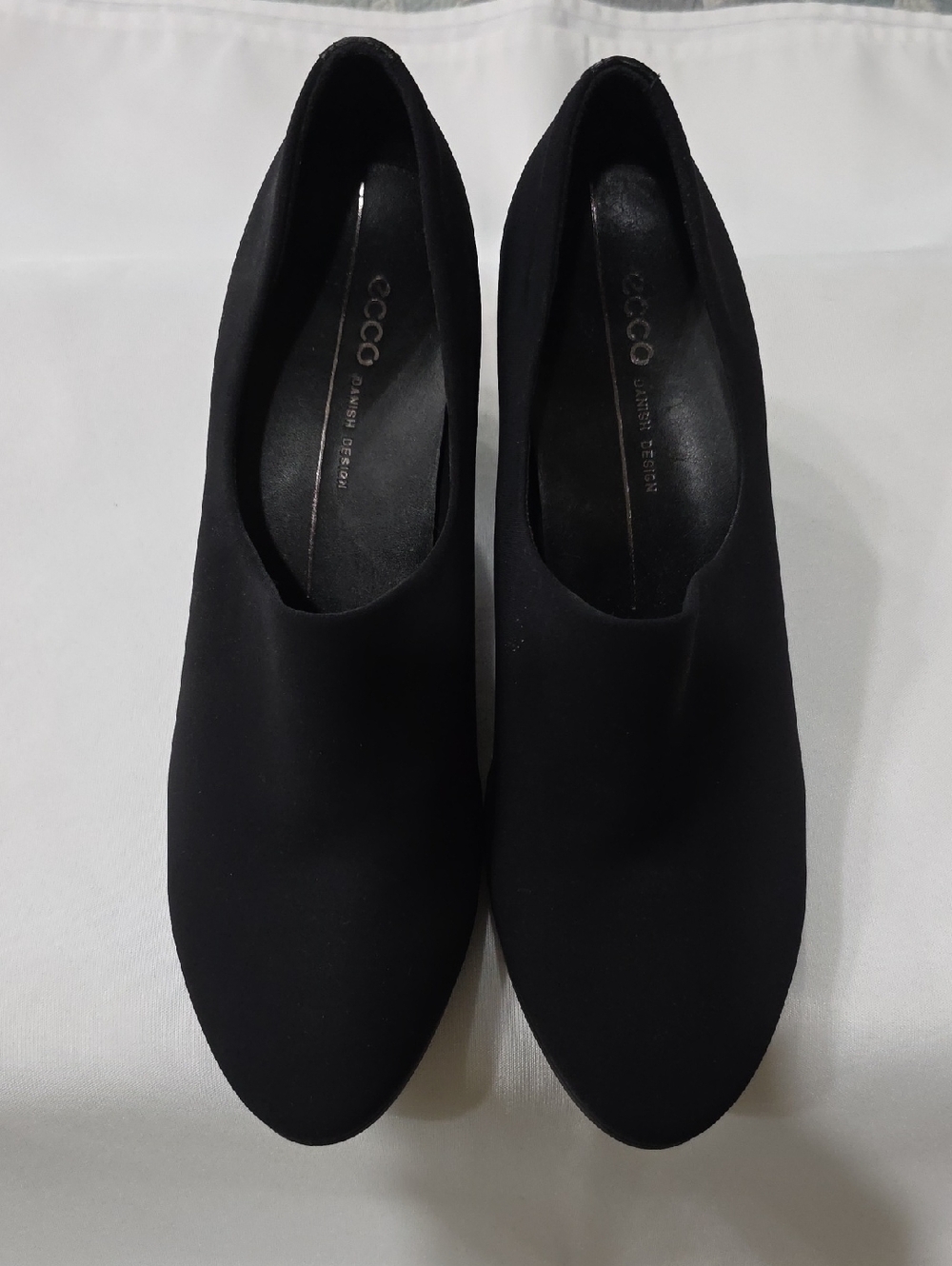 ECCO Women's Black Minimalist Slip-On Heels